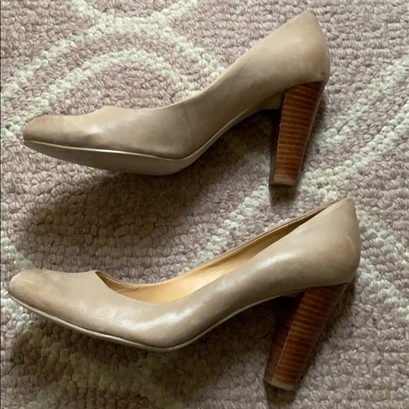 Nine West classy taupe pumps in size 6.5. - Picture 2 of 6